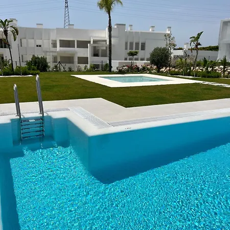 Alcazaba Lagoon Luxury Retreat * 에스테포나
